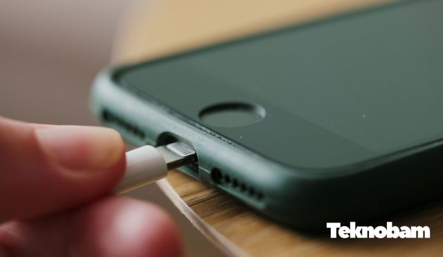 Şarja takılı olduğu halde dolmayan telefon ve şarj kablosu